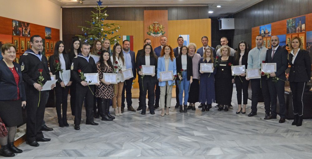 Студенти в Икономически университет – Варна удостоени с годишни поименни награди от Община Варна